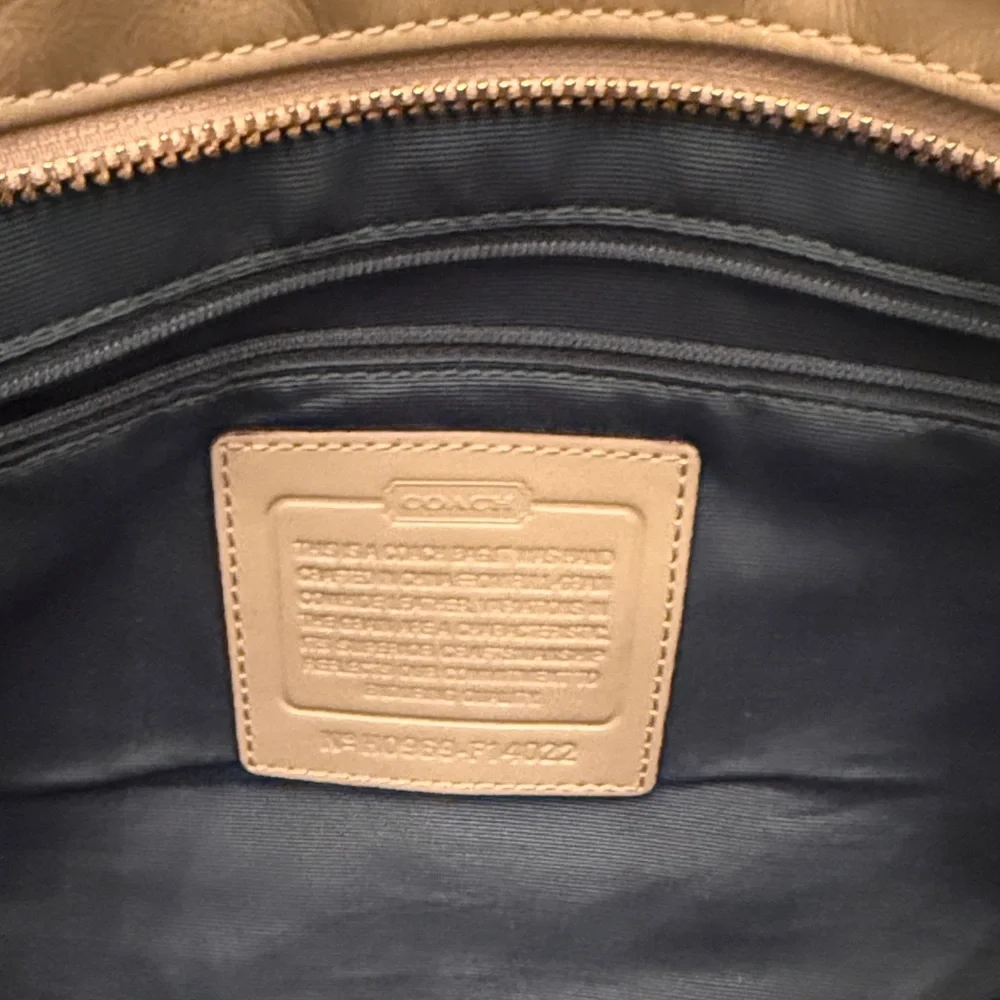 Coach Elegant Luxurious Leather Tote Bag - Picture 4 of 11